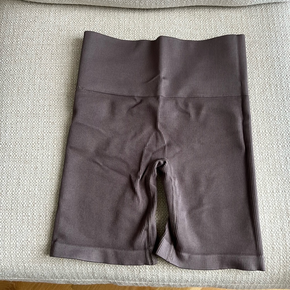 TNABODY ATMOSPHERE RIBBED HI-RISE 7" SHORTS (STONE TAUPE)